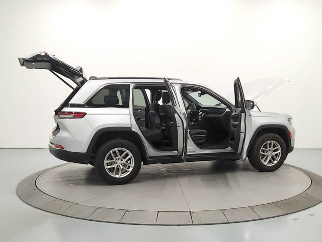 Used 2024 Jeep Grand Cherokee Laredo X w/ Luxury Tech Group I AWD/4WD image 15