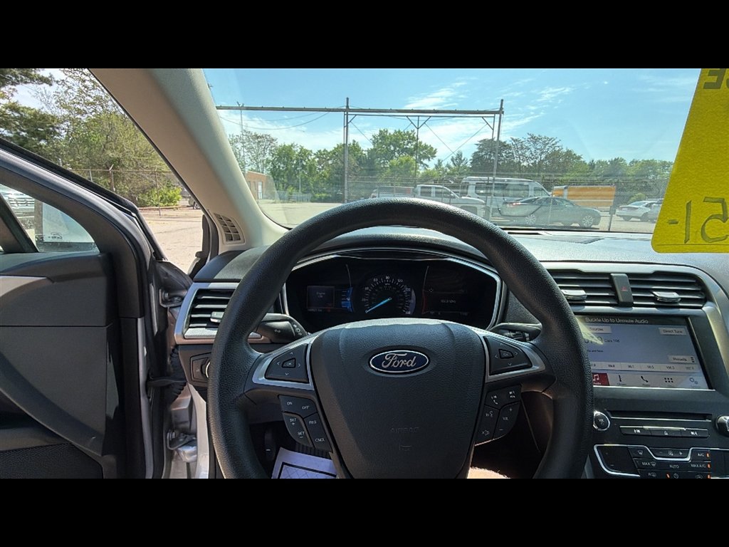 Used 2017 Ford Fusion SE w/ Fusion SE Technology Package FWD image 11