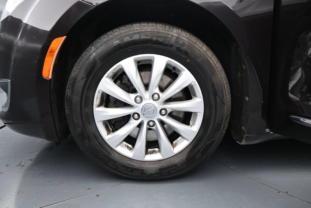 Used 2018 Chrysler Pacifica Touring-L FWD image 26