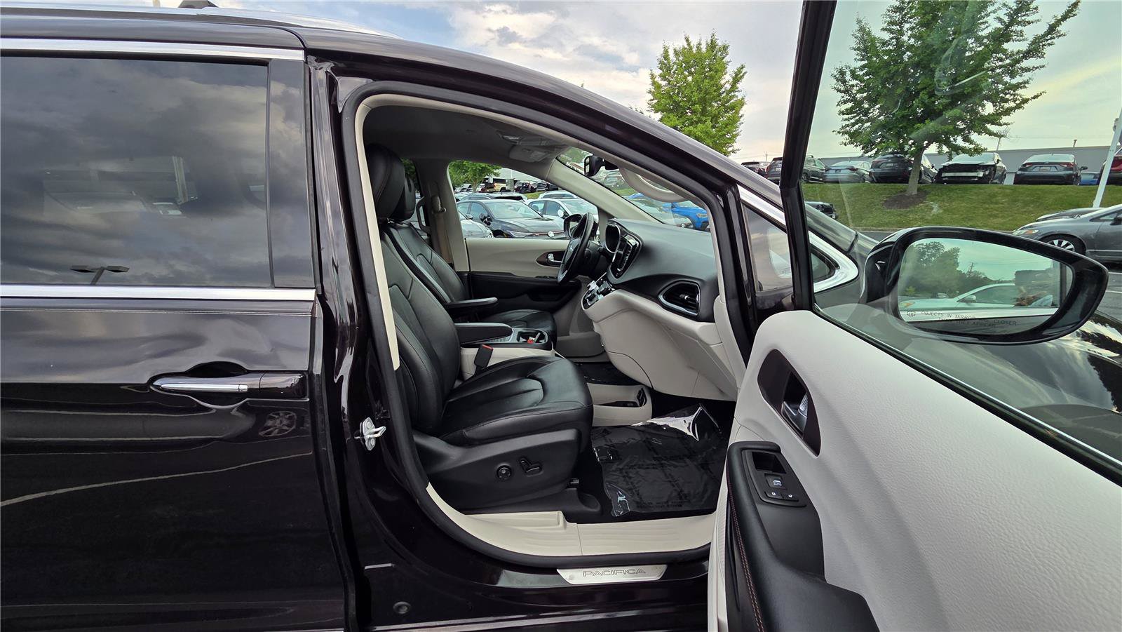 Used 2017 Chrysler Pacifica Touring-L Plus w/ Advanced Safetytec Group FWD image 30