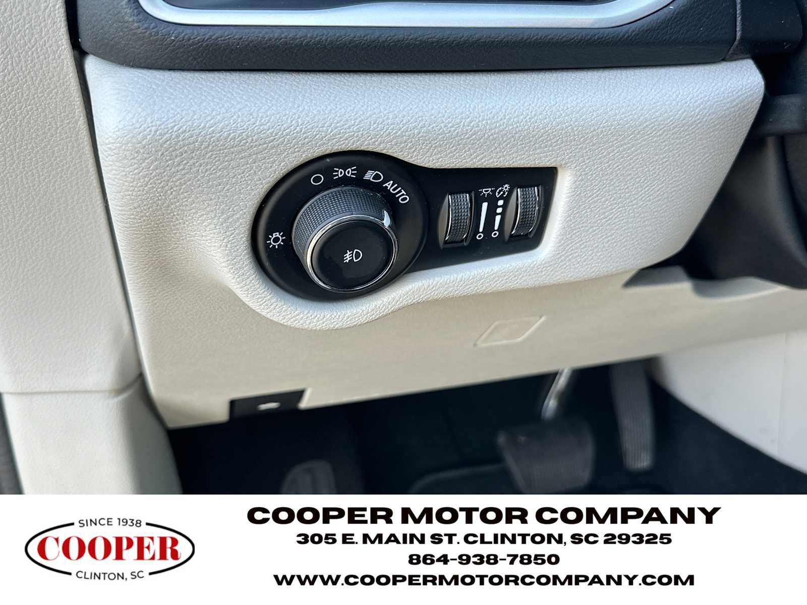 Used 2023 Chrysler Pacifica Touring-L image 27