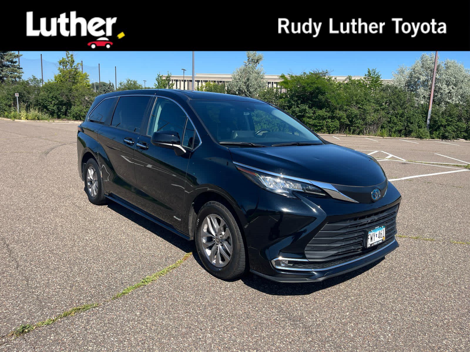 Certified 2021 Toyota Sienna XLE FWD image 1