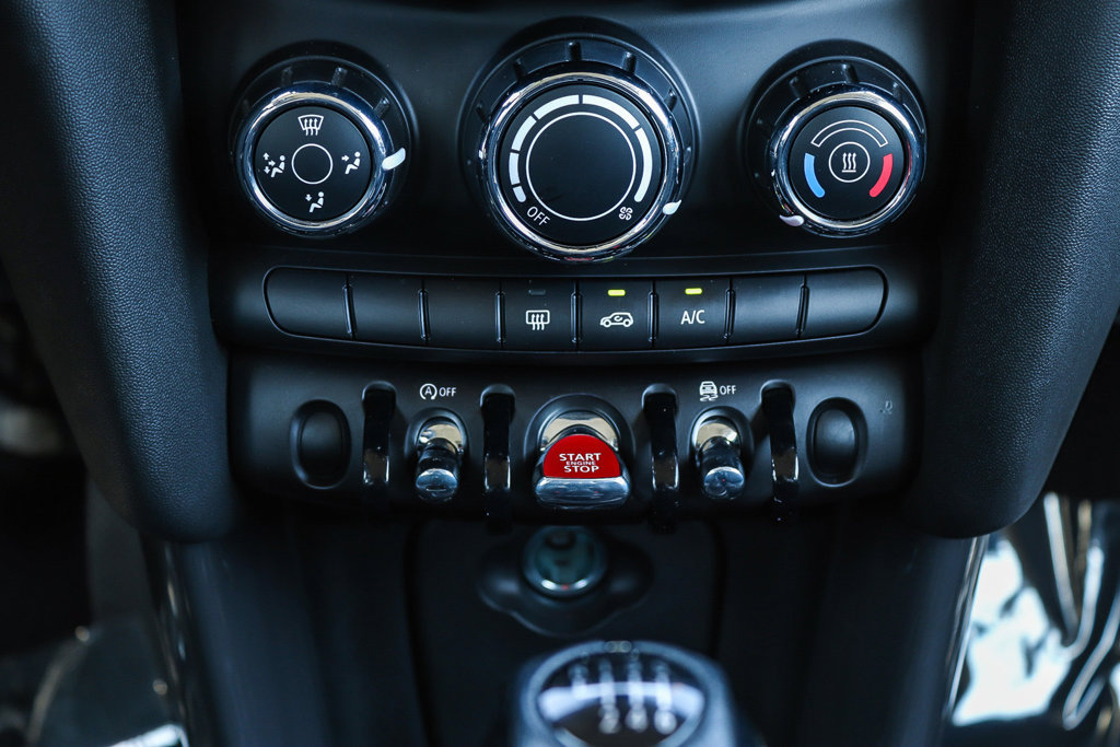 Used 2024 MINI Cooper 2-Door Hardtop FWD image 17