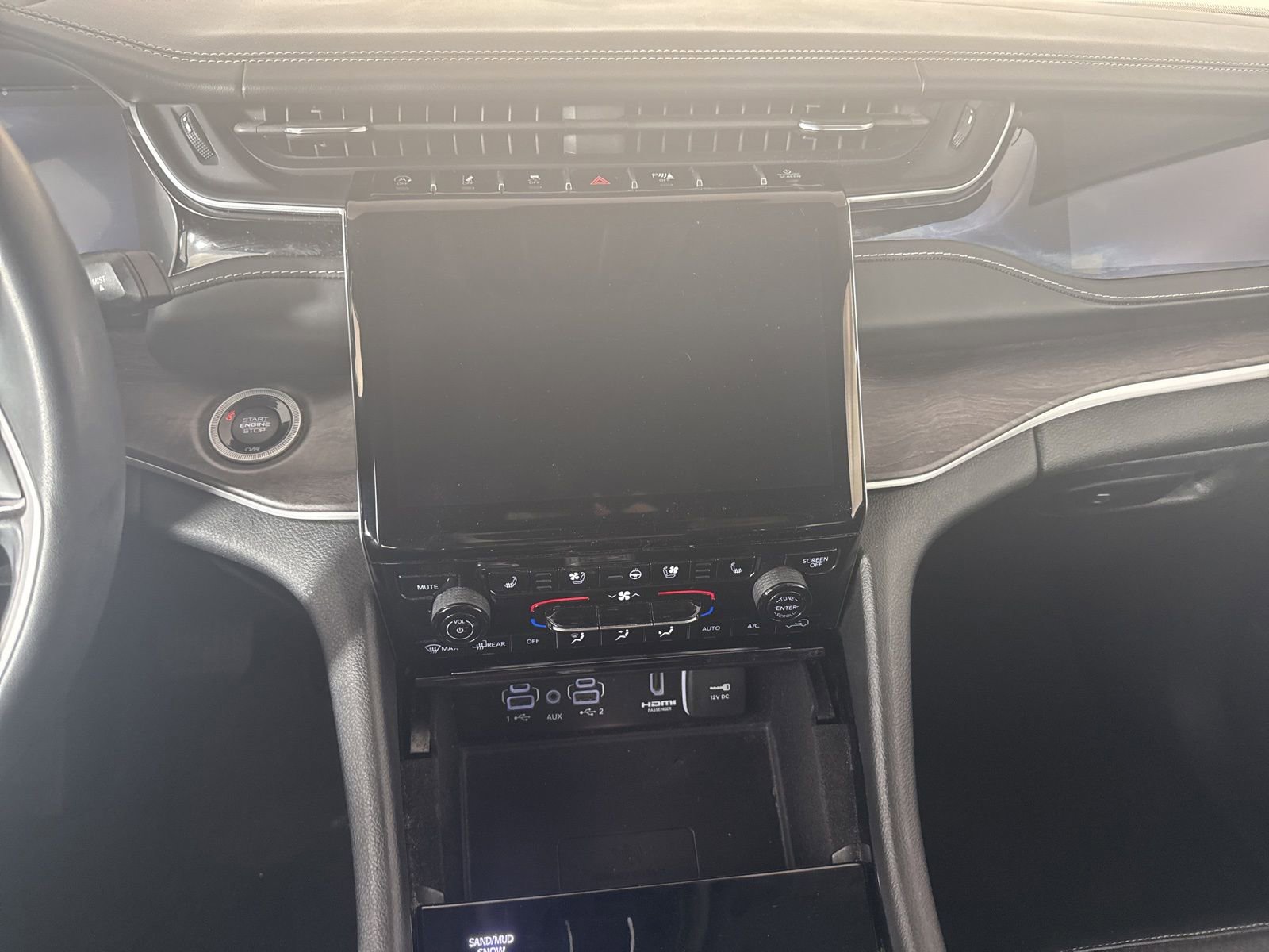 Used 2022 Jeep Grand Cherokee L Limited w/ Luxury Tech Group II image 10