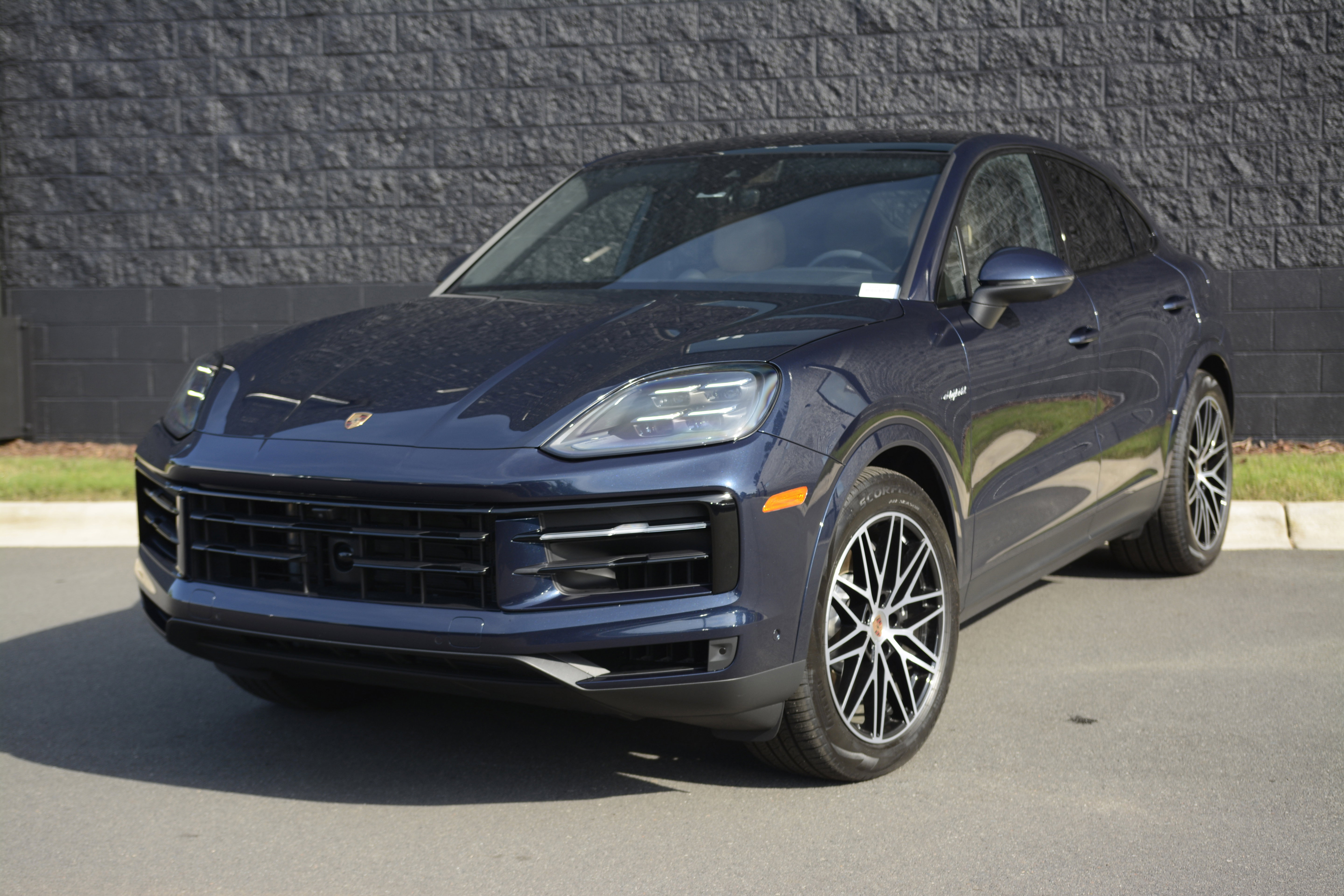 Certified 2025 Porsche Cayenne E-Hybrid Coupe AWD/4WD image 1
