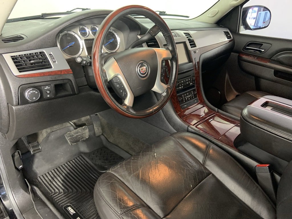 Used 2013 Cadillac Escalade Premium image 32
