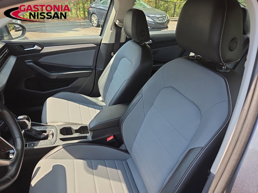 Used 2025 Volkswagen Jetta SE FWD image 19