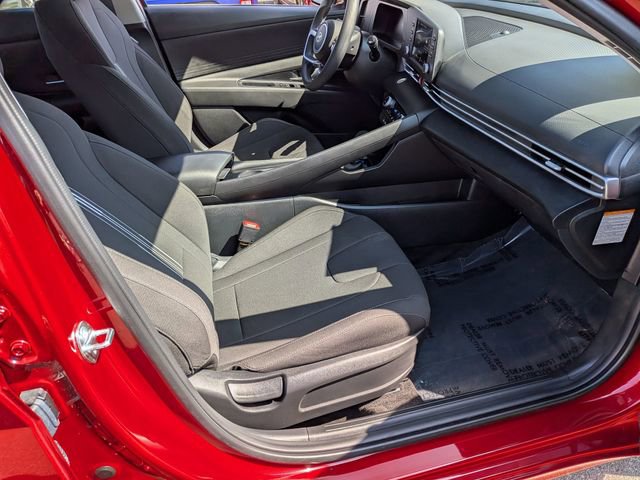Used 2025 Hyundai Elantra Blue image 34