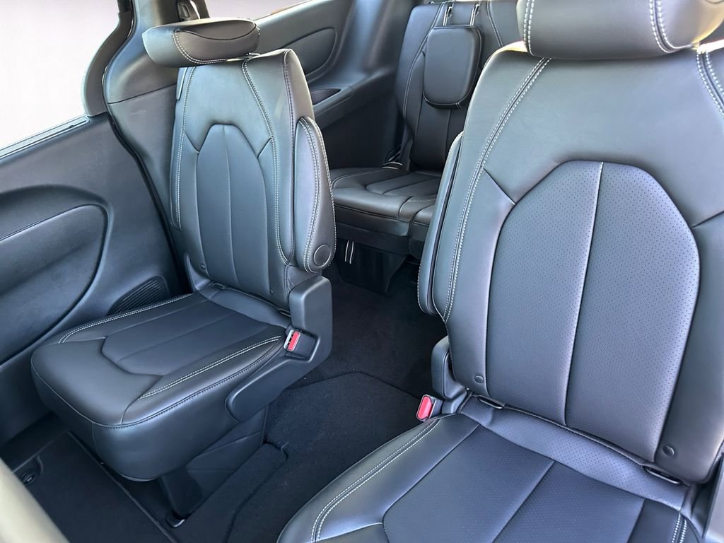 New 2026 Chrysler Pacifica Select image 13