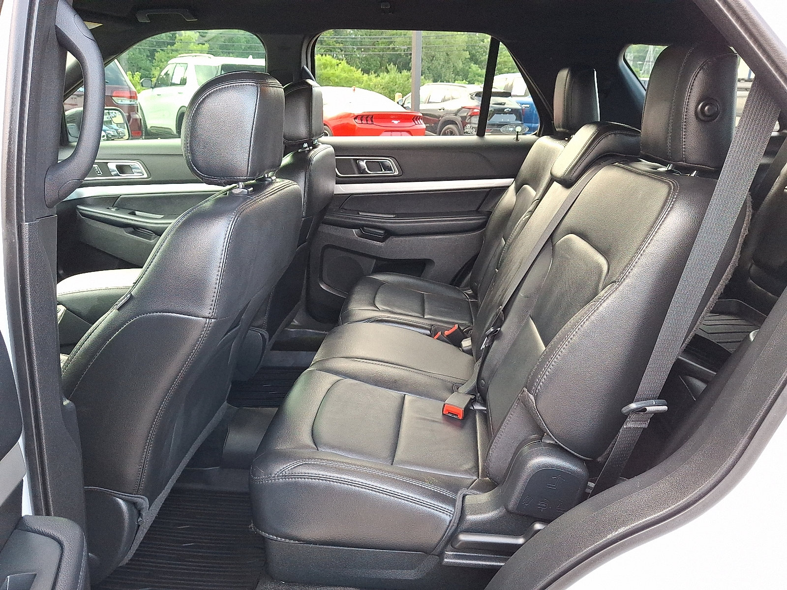 Used 2017 Ford Explorer XLT w/ Equipment Group 202A AWD/4WD image 10