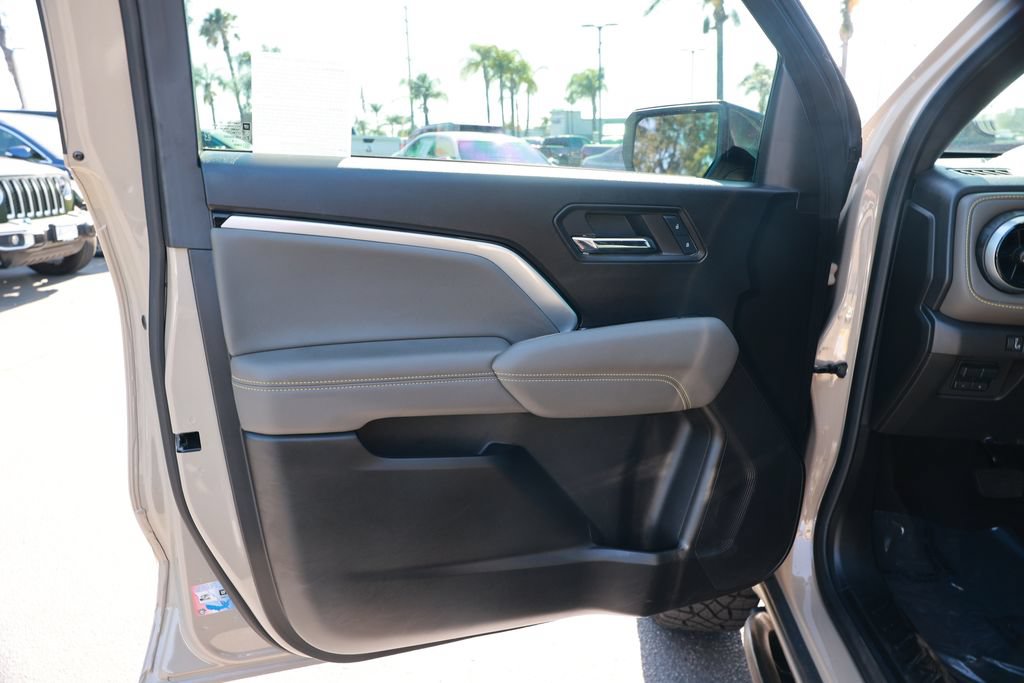 Used 2024 Chevrolet Colorado ZR2 w/ Technology Package AWD/4WD image 17