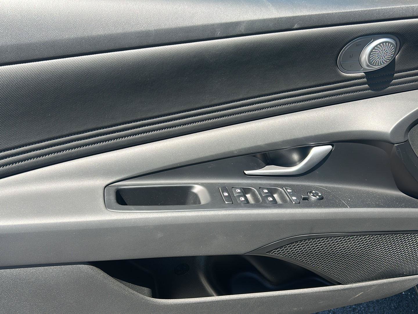 Certified 2025 Hyundai Elantra Limited FWD image 12