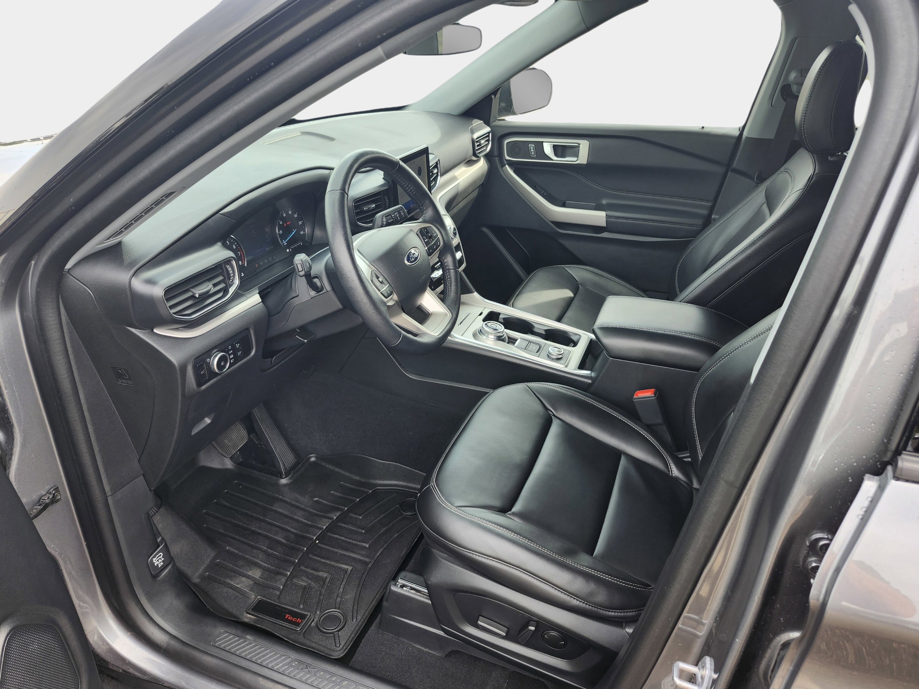 Used 2023 Ford Explorer XLT w/ Equipment Group 202A image 9
