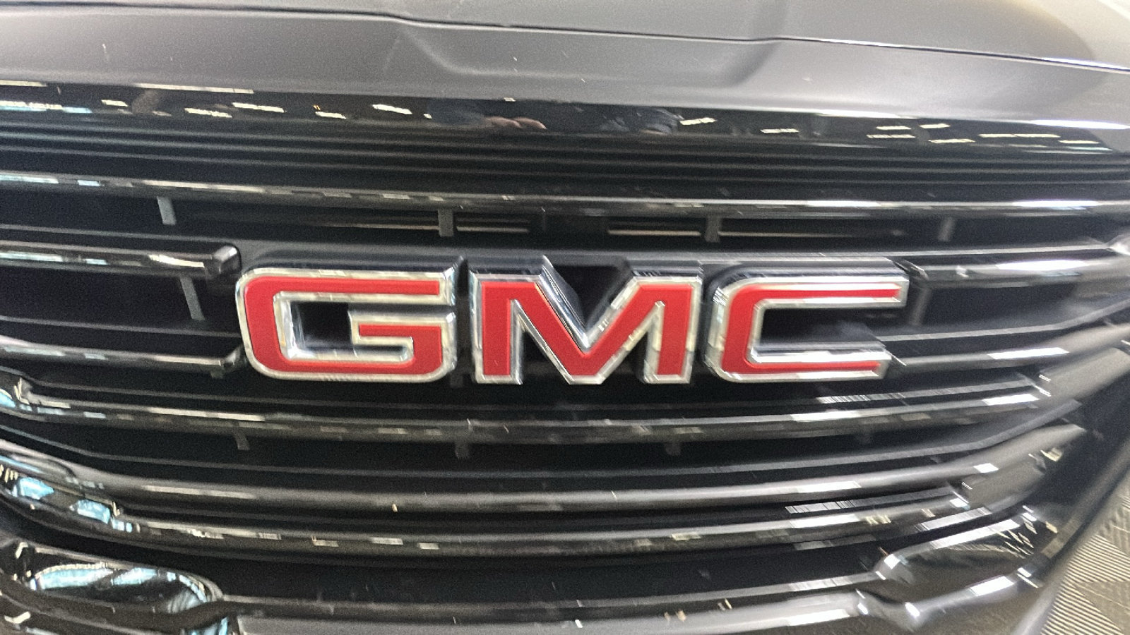 Used 2024 GMC Terrain SLT w/ Elevation Edition FWD image 10