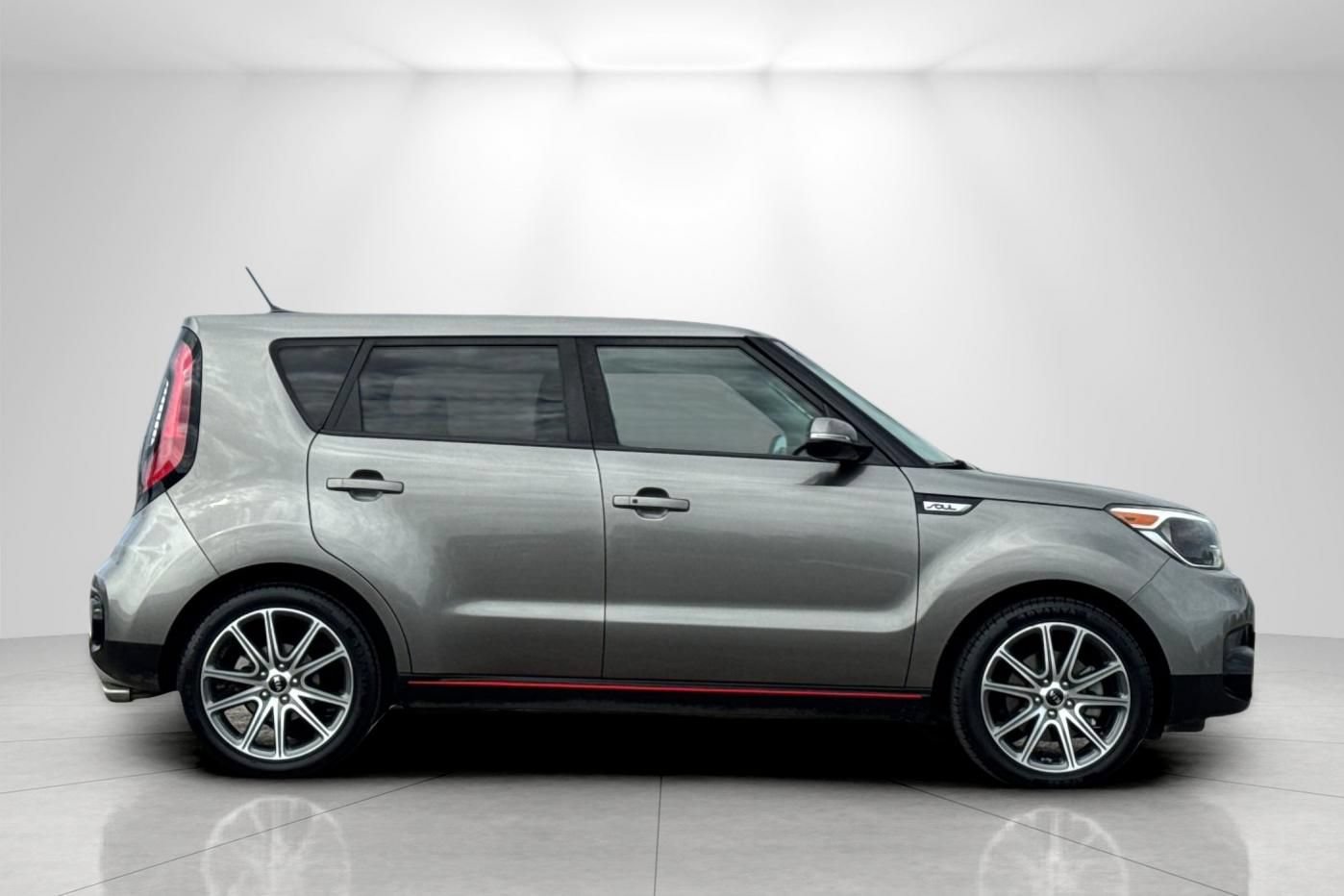 Used 2019 Kia Soul ! FWD image 2