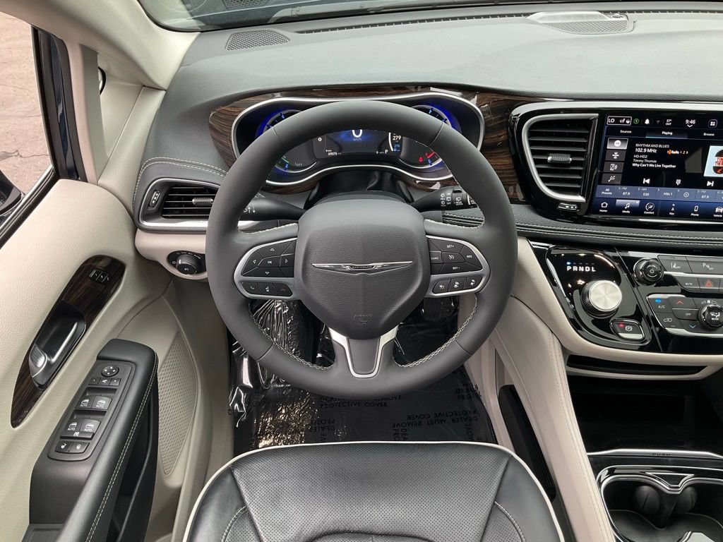 Used 2023 Chrysler Pacifica Limited FWD image 42