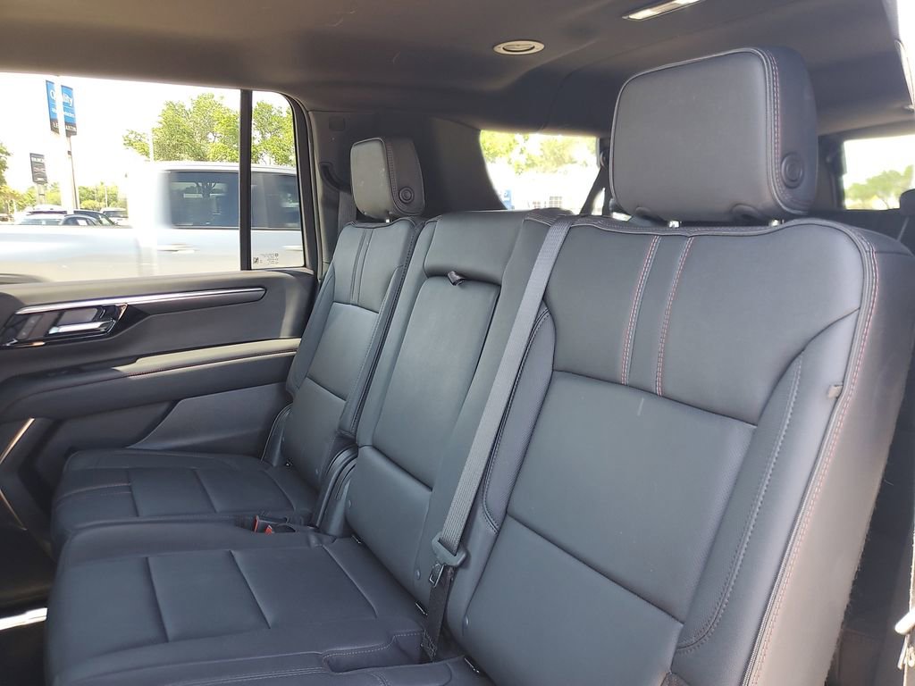 Used 2025 Chevrolet Suburban RST image 10