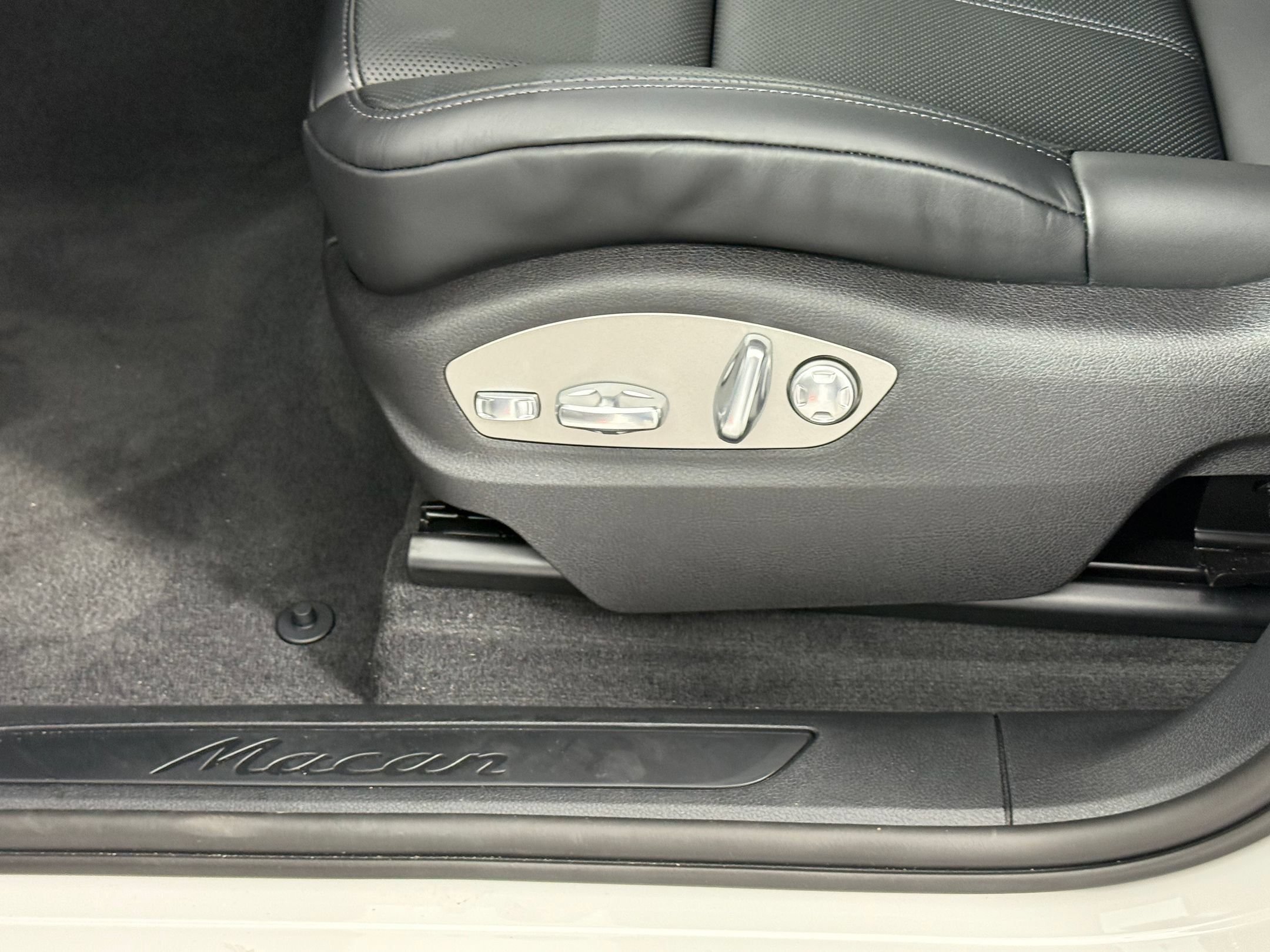 Certified 2026 Porsche Macan AWD/4WD image 16