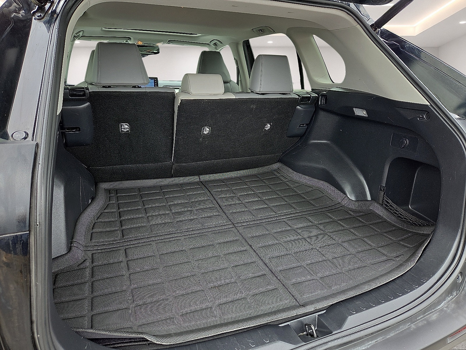 Used 2019 Toyota RAV4 Limited FWD image 18