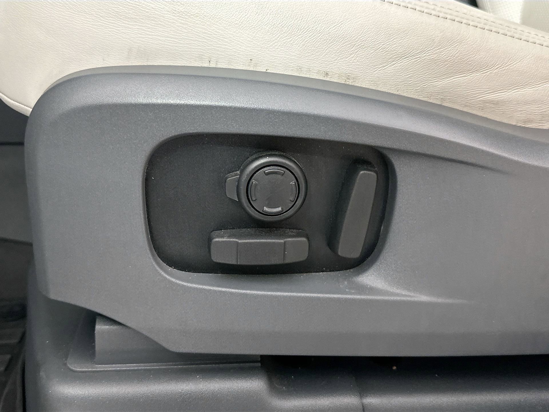 Used 2024 Land Rover Defender 110 SE image 21