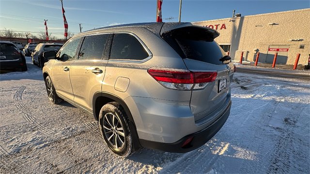 Used 2017 Toyota Highlander XLE image 3