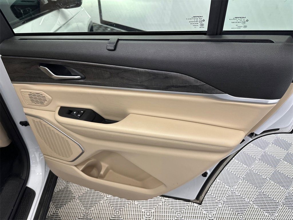 Used 2021 Jeep Grand Cherokee L Limited w/ Luxury Tech Group II image 18