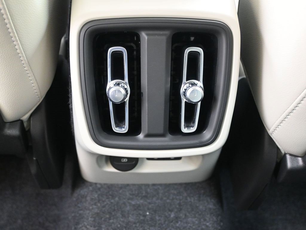 New 2026 Volvo XC40 B5 Ultra w/ Protection Package Premier image 20