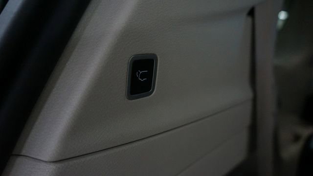 Used 2024 Chrysler Pacifica Touring-L image 46