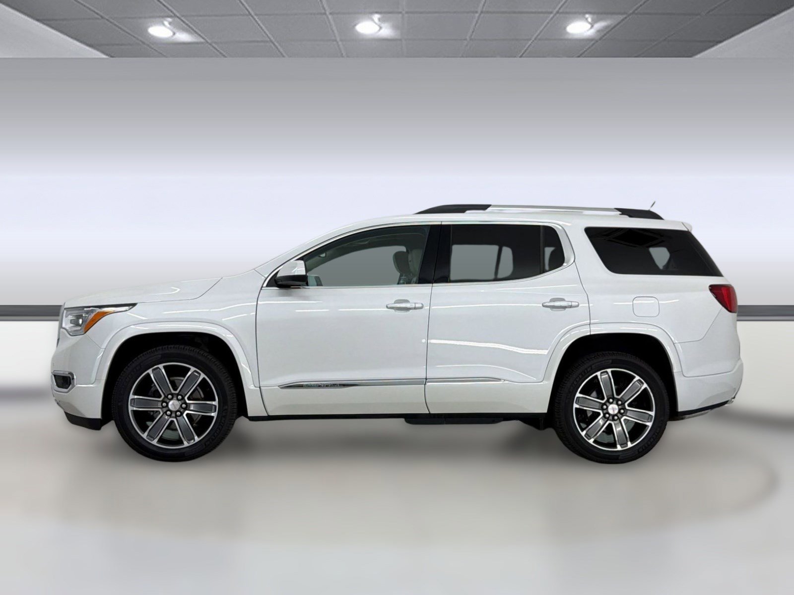 Used 2018 GMC Acadia Denali w/ Technology Package AWD/4WD image 2