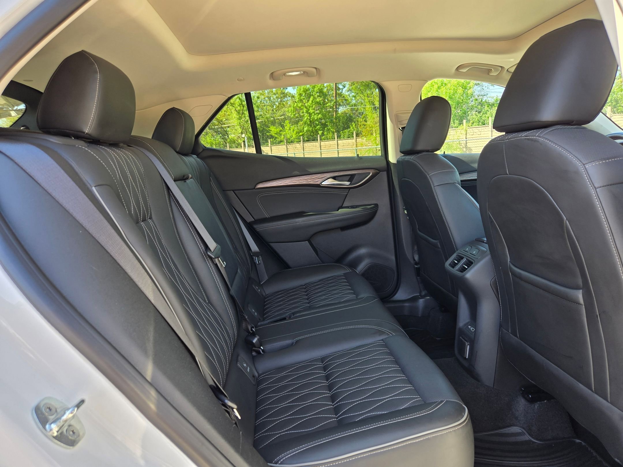 Used 2022 Buick Envision Avenir w/ Technology Package II image 26