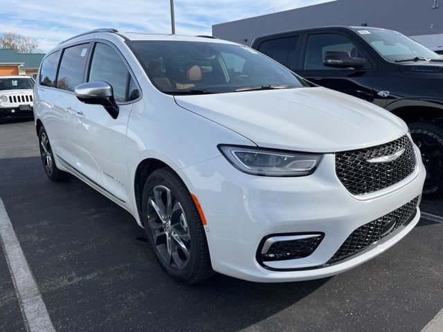 New 2026 Chrysler Pacifica Pinnacle w/ Trailer Tow Group FWD image 3