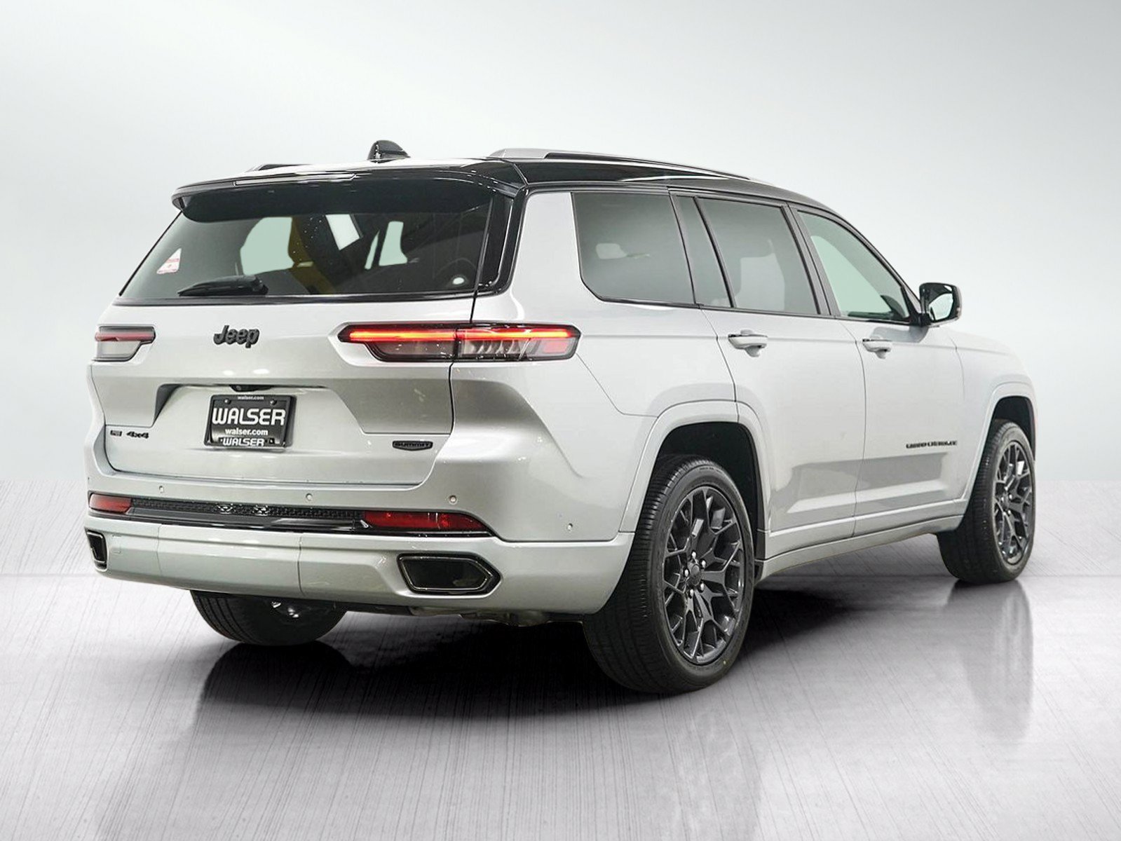 Used 2023 Jeep Grand Cherokee L Summit AWD/4WD image 5