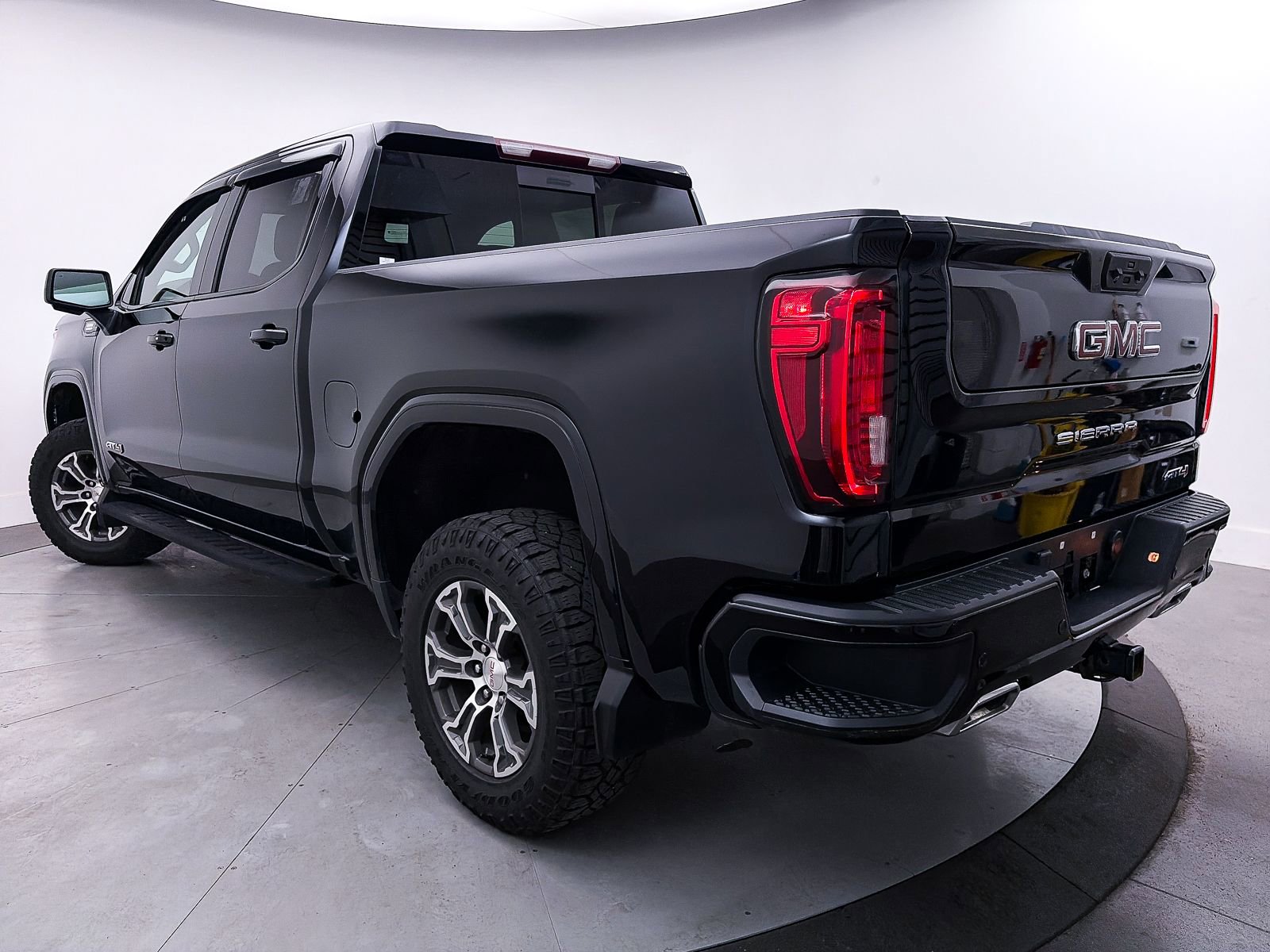Used 2022 GMC Sierra 1500 AT4 w/ AT4 Premium Package AWD/4WD image 2