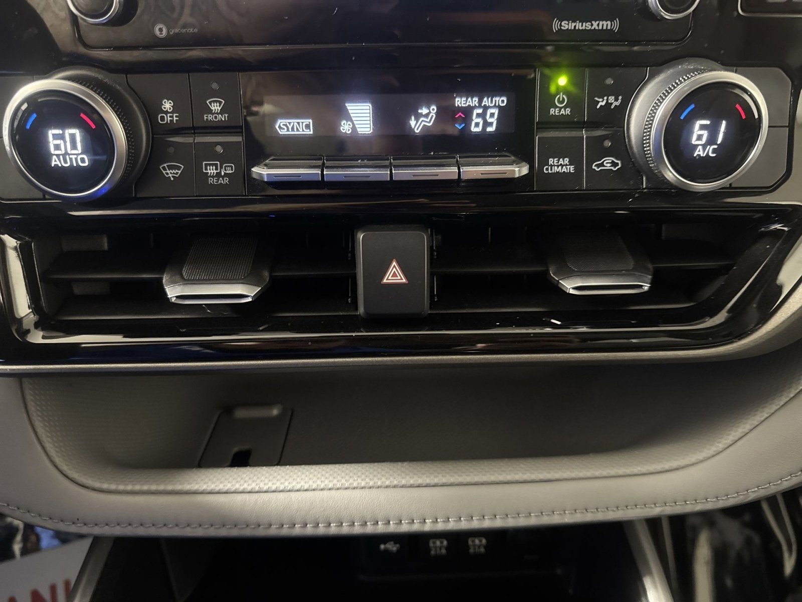 Used 2020 Toyota Highlander L AWD/4WD image 21