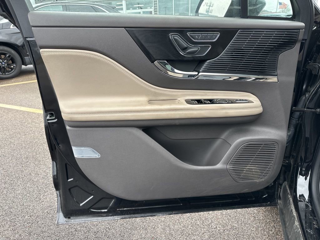 Used 2022 Lincoln Corsair AWD w/ Premium Package image 21