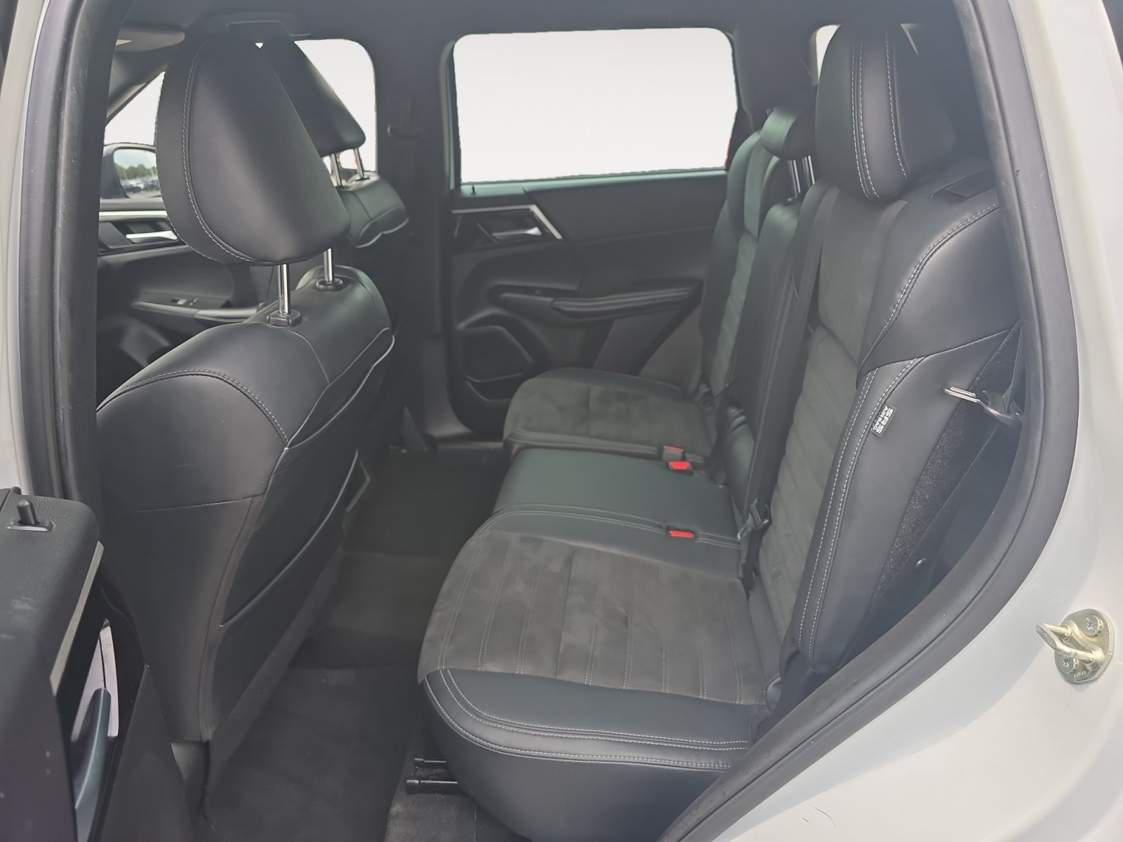 Used 2023 Mitsubishi Outlander SE Black Edition FWD image 23