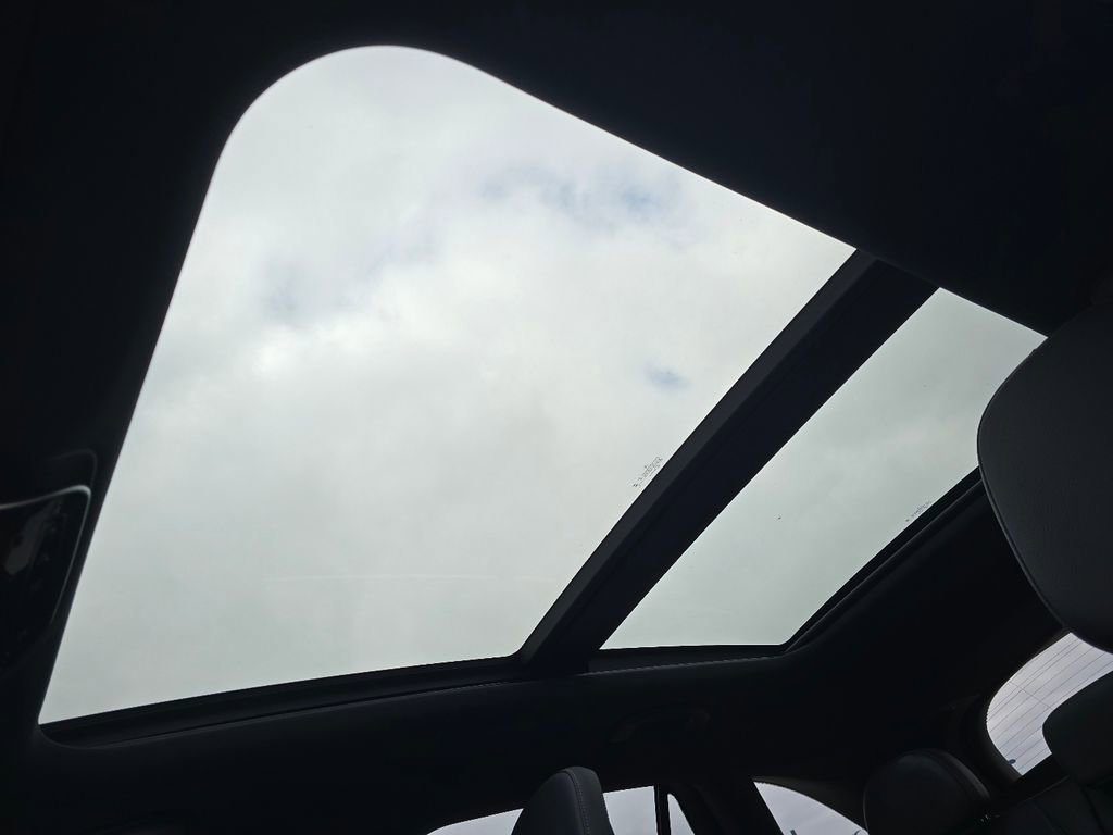 Used 2023 Mercedes-Benz GLC 300 4MATIC image 3