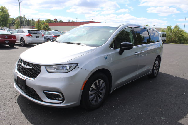 Used 2024 Chrysler Pacifica Limited FWD image 3