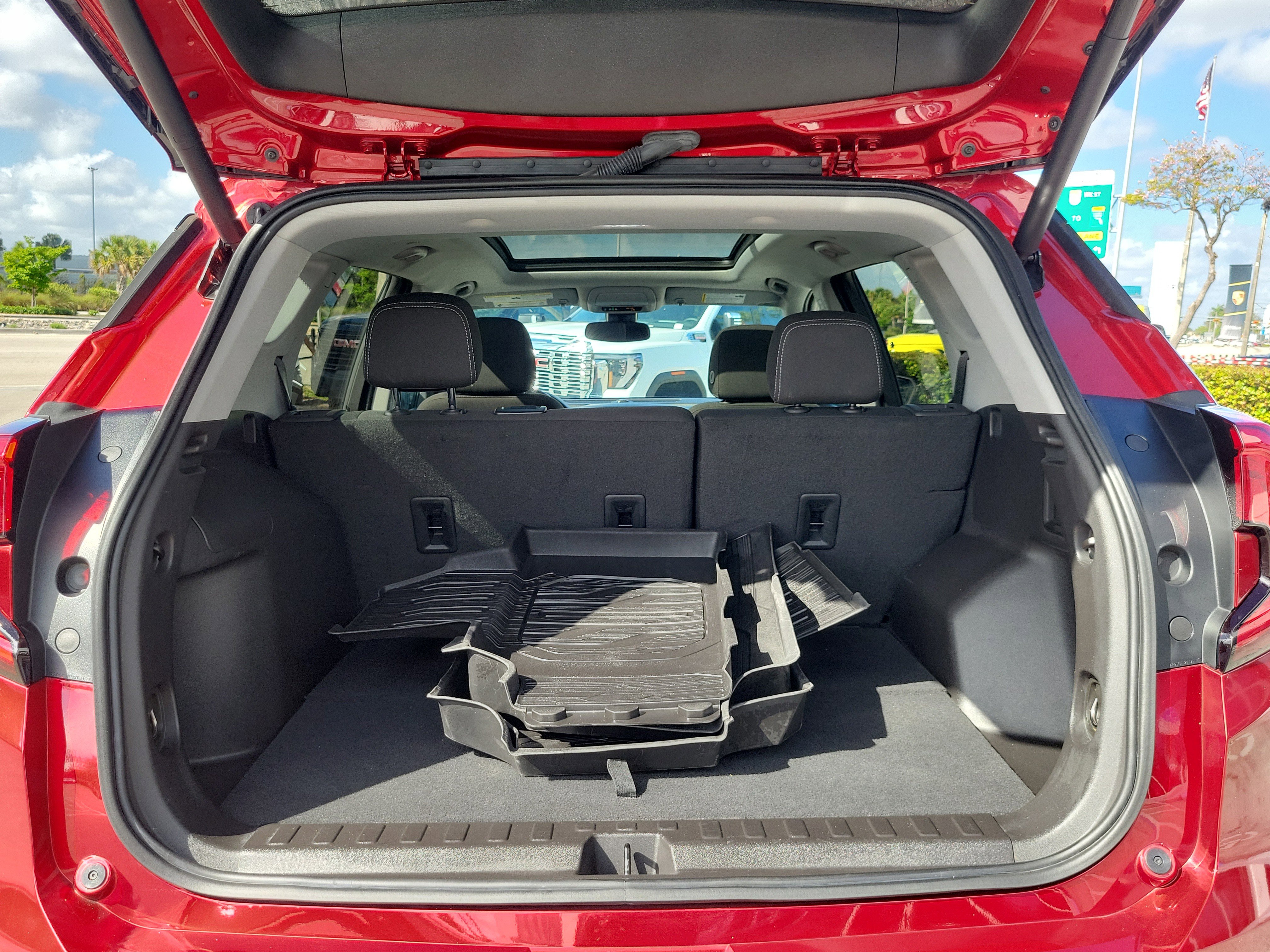 Used 2023 GMC Terrain SLE w/ Driver Convenience Package image 17