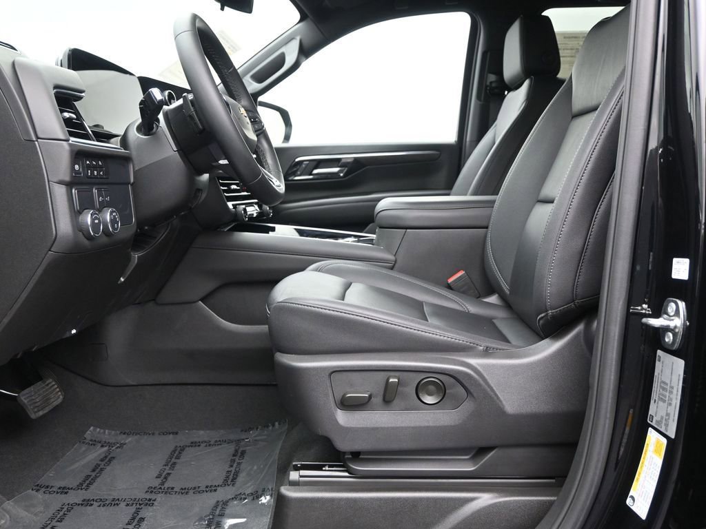 Used 2025 Chevrolet Suburban LT image 12
