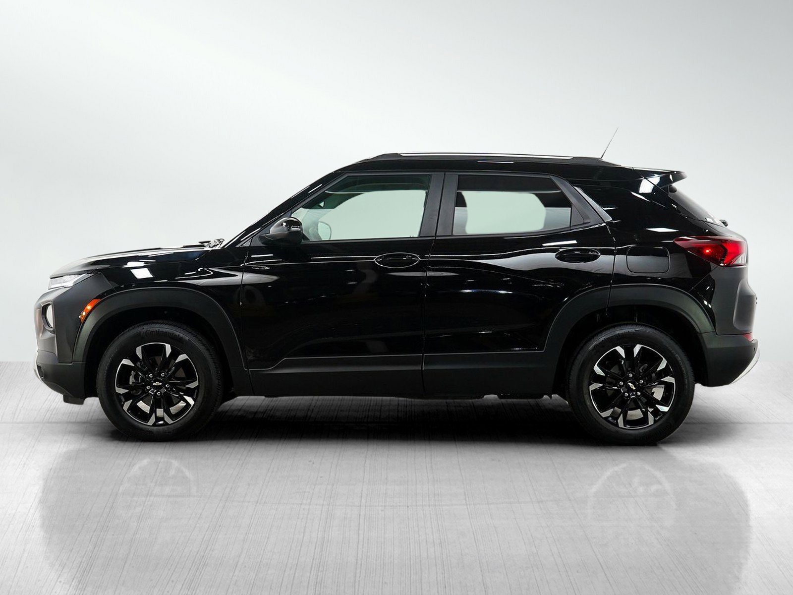 Used 2022 Chevrolet TrailBlazer LT w/ Convenience Package AWD/4WD image 2