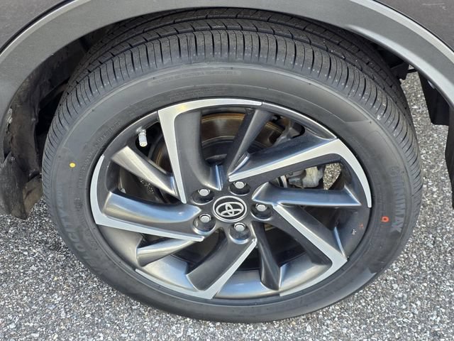 Used 2022 Toyota C-HR Limited FWD image 32