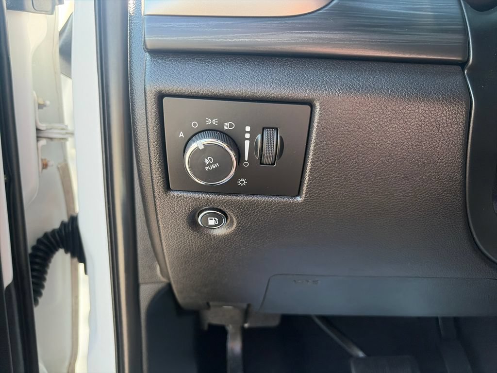 Used 2020 Jeep Grand Cherokee Laredo AWD/4WD image 31