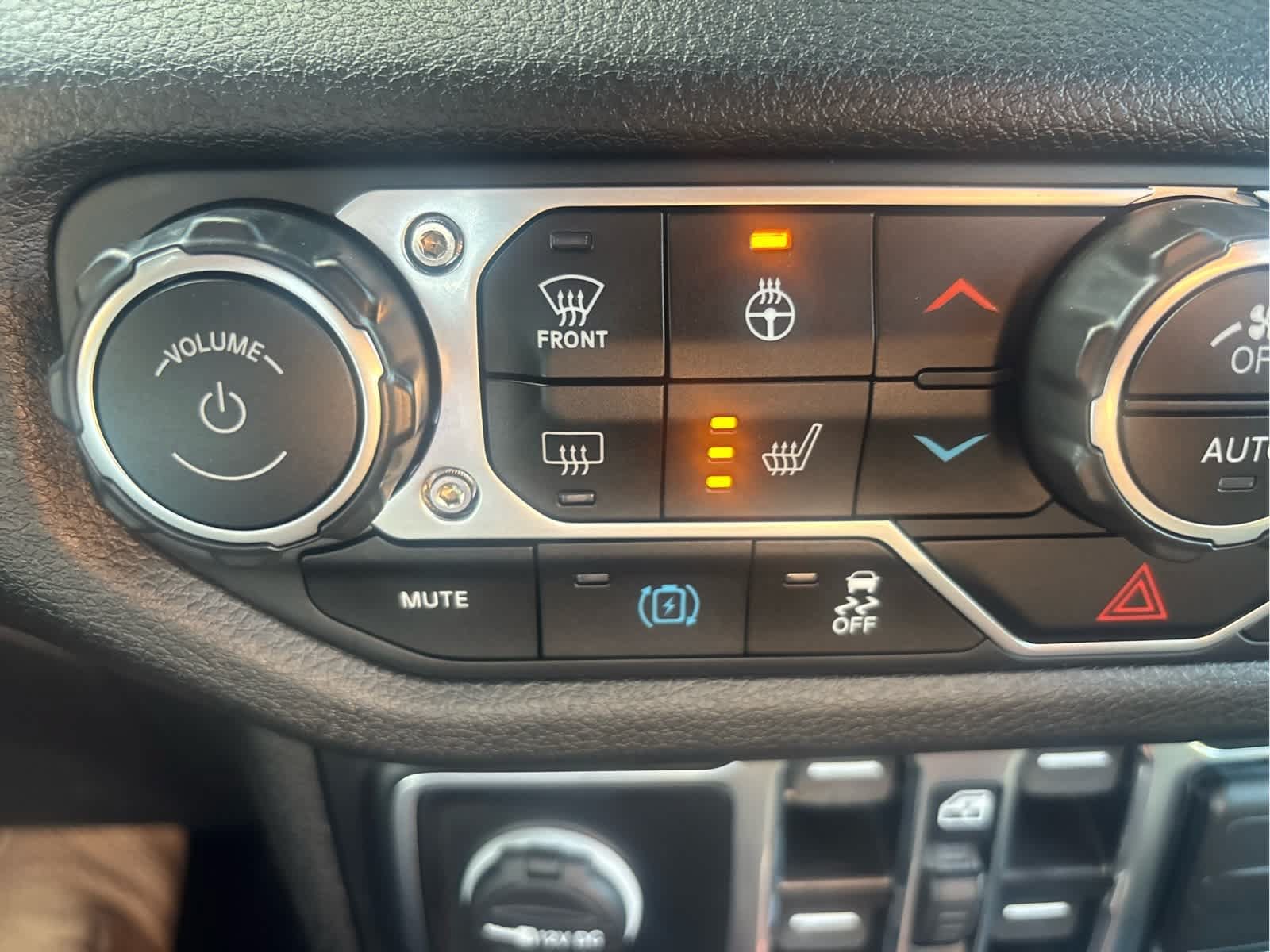 Used 2024 Jeep Wrangler Unlimited w/ Convenience Group AWD/4WD image 17