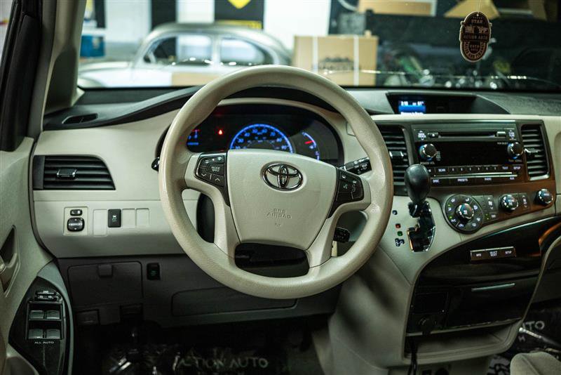 Used 2012 Toyota Sienna LE w/ Towing Pkg image 16