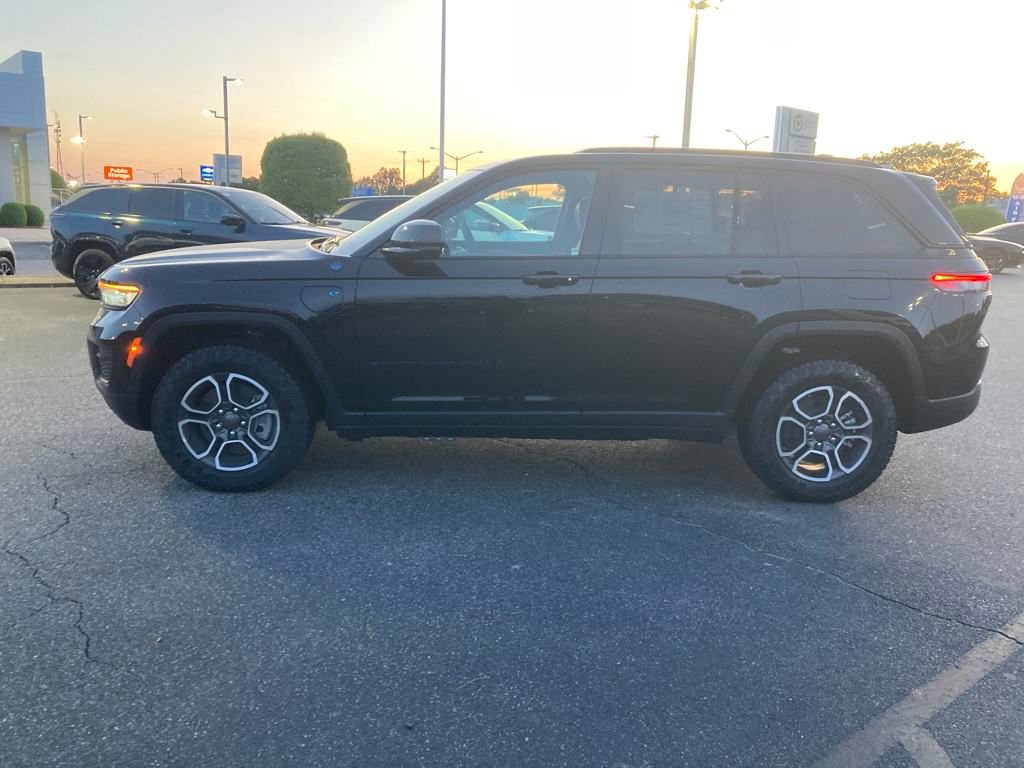 New 2024 Jeep Grand Cherokee Trailhawk w/ Advanced Protech Group II AWD/4WD image 2