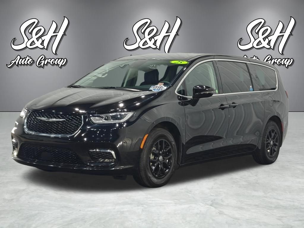 Used 2024 Chrysler Pacifica Touring-L image 13