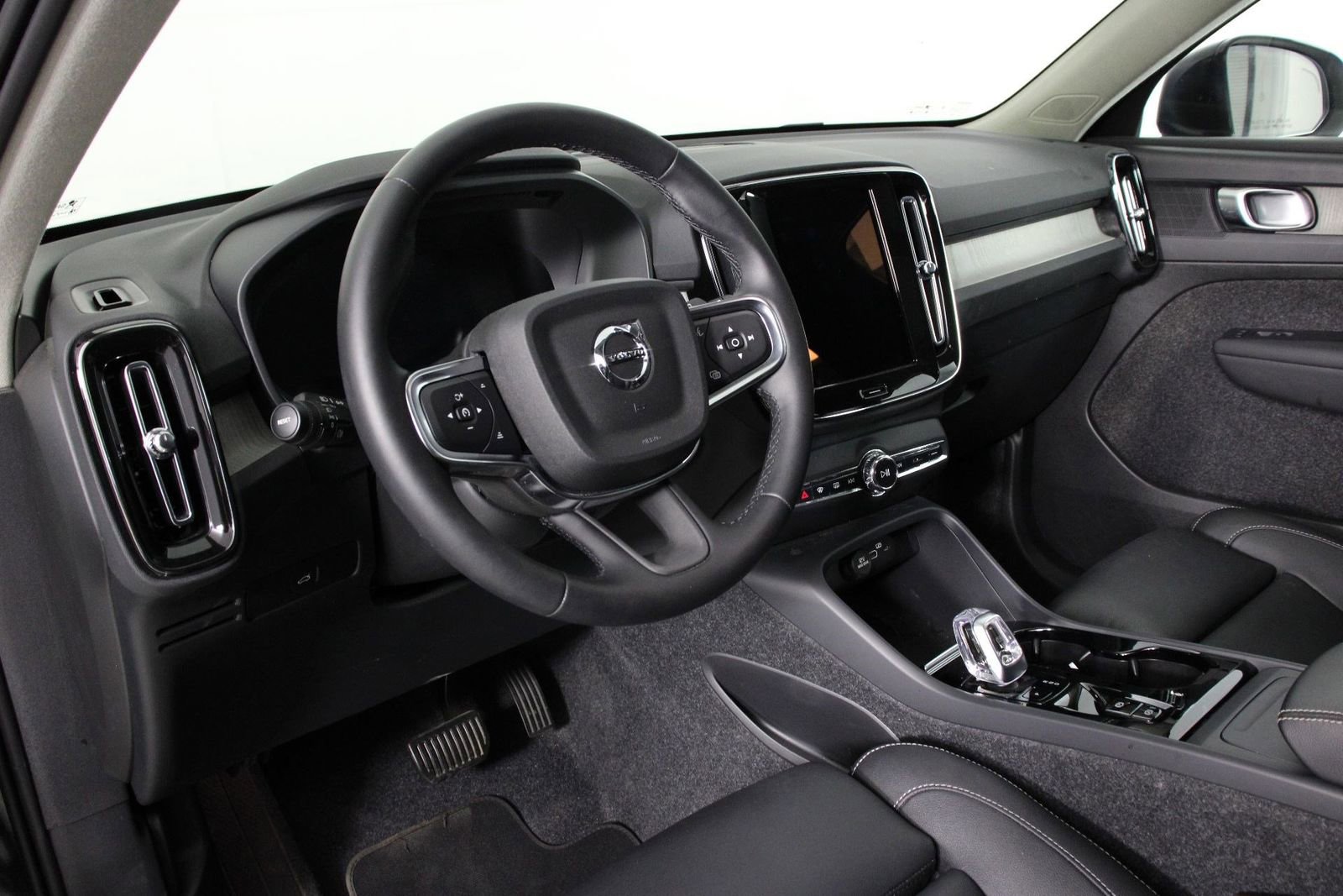 Used 2025 Volvo XC40 B5 Plus image 14