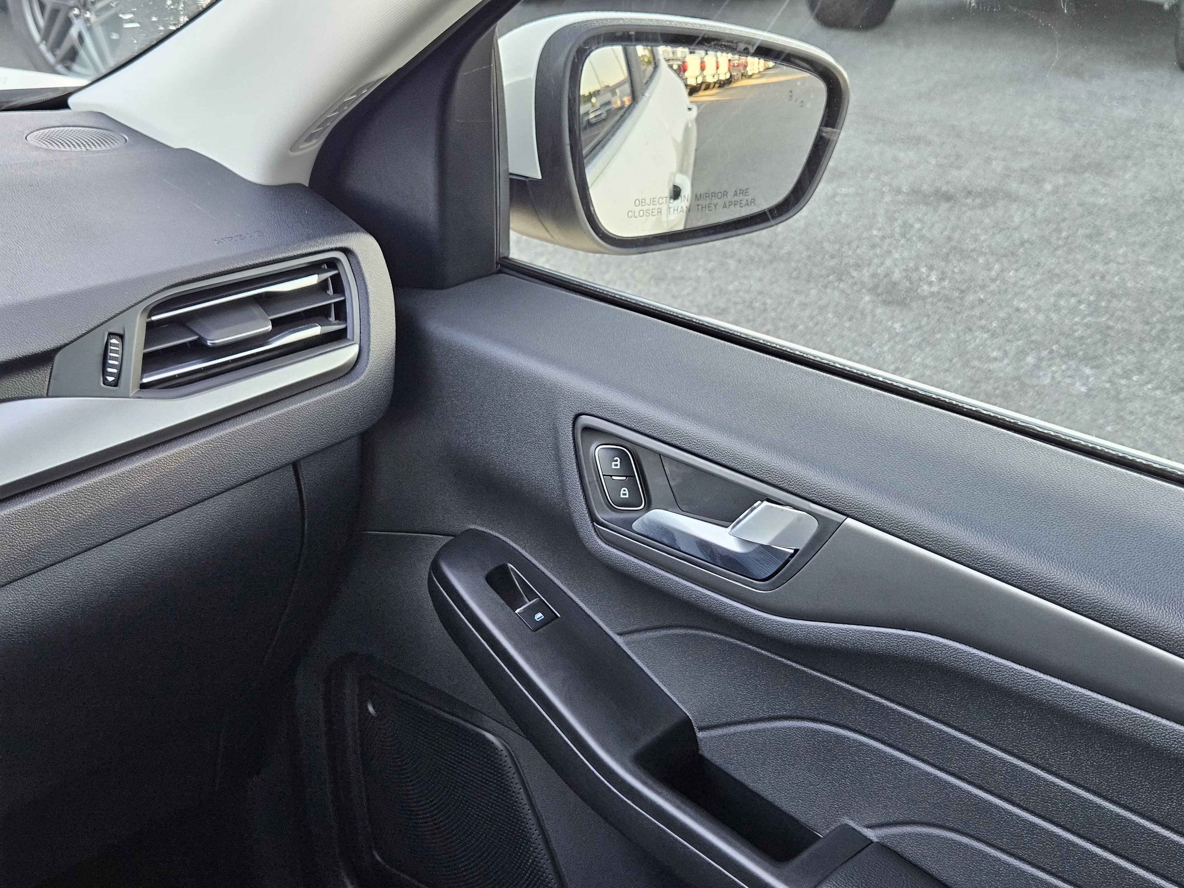 New 2026 Ford Escape SE image 18