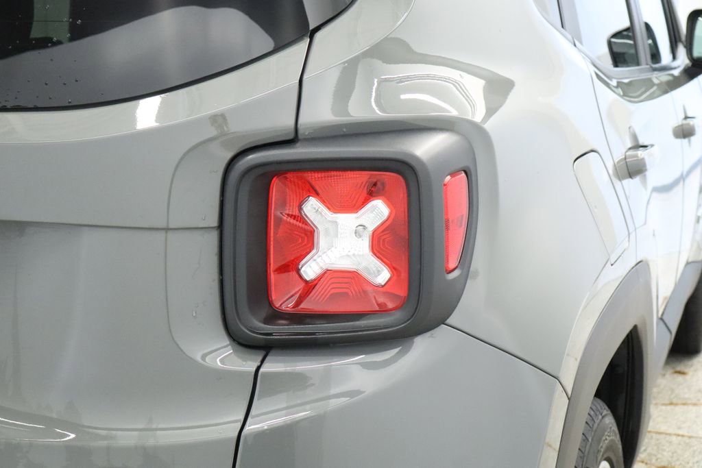 Used 2022 Jeep Renegade Latitude w/ Convenience Group AWD/4WD image 23